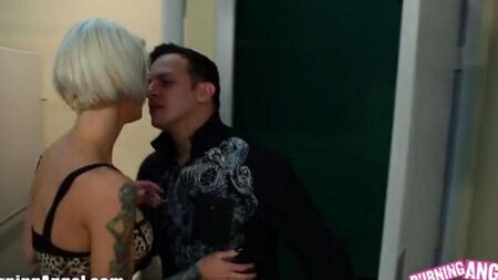 Un couple dépravé baise sur les toilettes