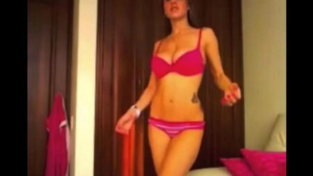 Poussin avec de gros seins danser devant la webcam