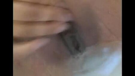 Le couple familial est dépravé dans la salle de bain