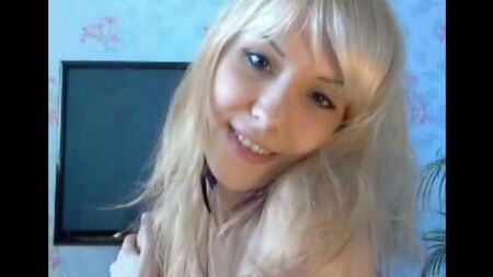 Blonde caresse ses doigts avec sa chatte
