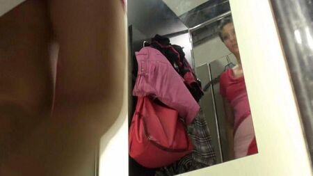 Espionné sur une fille dans les vestiaires du magasin
