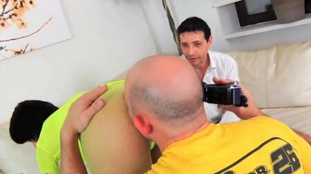 Léché entre les fesses, puis mettez la pompe là-bas