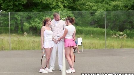 Les amis sexuels avec un oncle riche sur un court de tennis