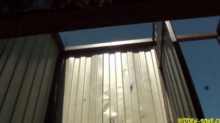 La caméra cachée tire une femme dans une cabine de plage