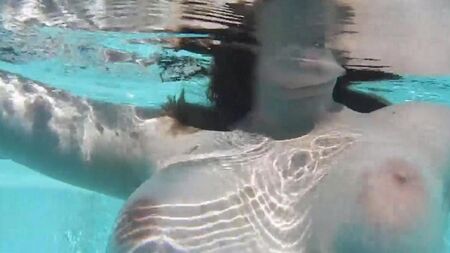 Se masturbe un gode dans la piscine