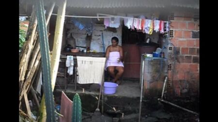 La femme noire ne connaît pas la cellule cachée