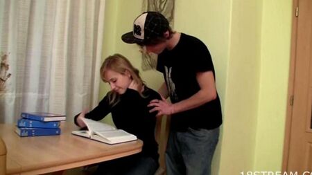 La sœur a donné son frère