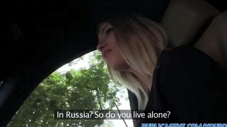 La blonde de vente suce la bite d'un étranger et baise avec lui dans une voiture pour 300 euros