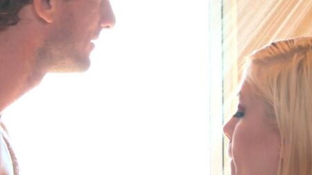 Sexe à la maison sous la douche d'un jeune couple