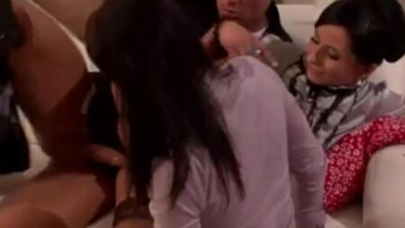 La secrétaire a soulevé sa jupe et a baissé sa culotte à une chatte rasée