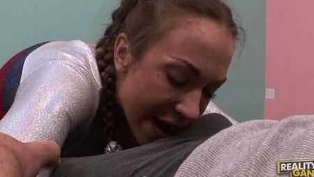 Porno avec une gymnaste - une petite chose très chaude