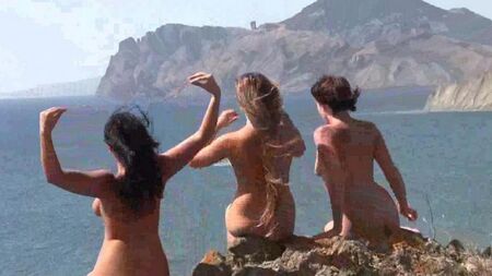 Amis nus sur la plage