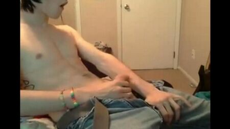 Le gars qui se doigte sur la webcam pour sa petite amie