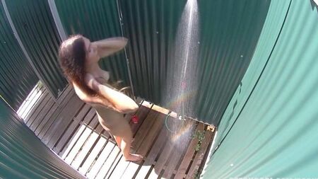 Caméra cachée dans la douche de Camille