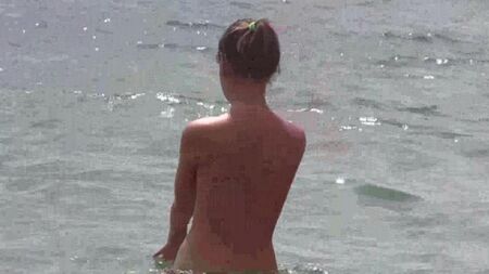 Des nudistes nus sur la plage