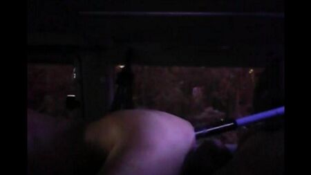 La machine de sexe baisait une fille en anal