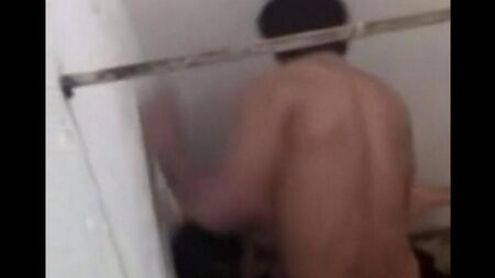 Sexe dans la cabine d'un club de nuit sur une caméra cachée
