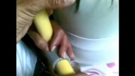 Un homme froissé des poussins dans un bus bondé