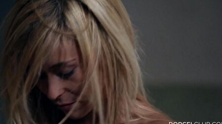 Une blonde fragile baise une foule de criminels