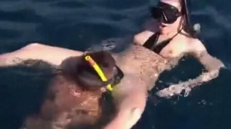 Les aqualangistes baisent les profondeurs de la mer