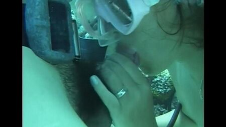 Sous l'eau baise une femme avec un pubis poilu