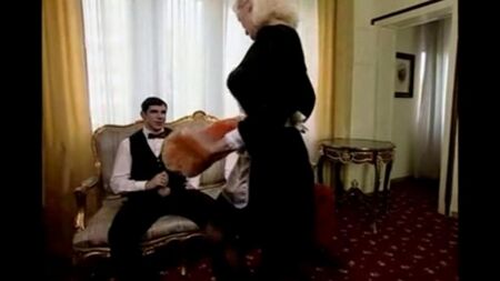 Un poussin mature rêvait d'une poubelle dure avec le propriétaire