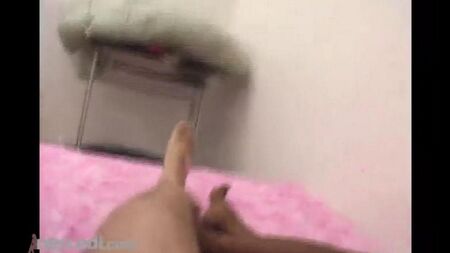 Jeune mamelon noir avec un grand clitoris suce une bite blanche