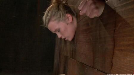 Humiliation sexuelle et soumission des blondes