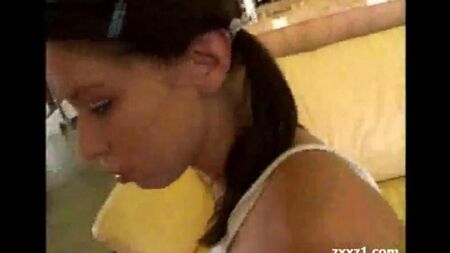 Frère a durement baisé sa sœur dans l'anus