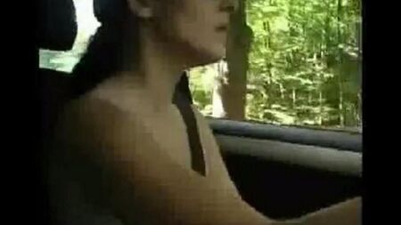 Femme nue conduisant une voiture