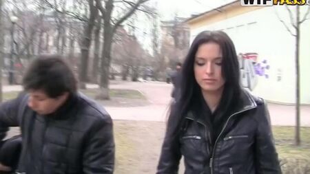 Les camionneurs russes ont divorcé d'une fille pour des relations sexuelles dans un café