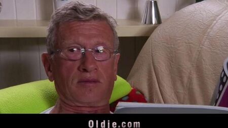 Elle est excitée par les vieillards