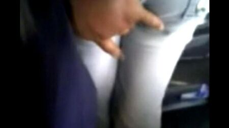 Le gars a essayé de patauger les génisses du cul dans le bus