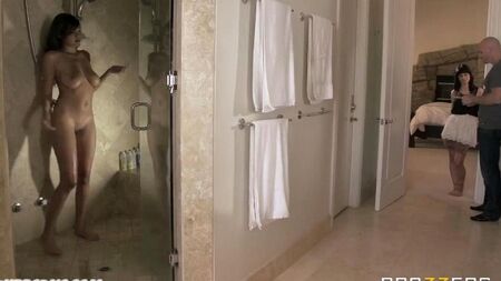 Johnny pèche brutalement une fille dans la chambre
