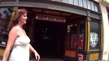 La mature a montré des seins dans la rue et a fait une pipe