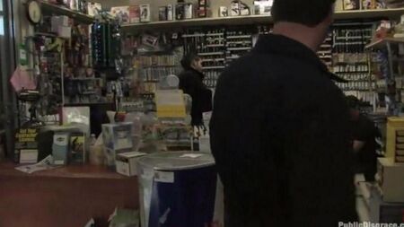 La fille a été baisée durement dans le magasin