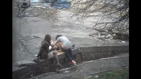 Le gars a photographié le sexe dans la rue