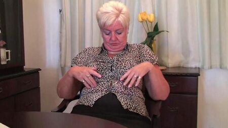 La vieille femme se déshabille devant la caméra et sort un gode