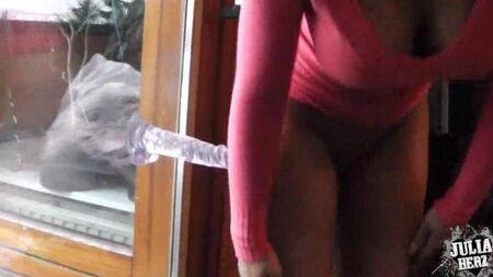 Fille avec un camion à benne