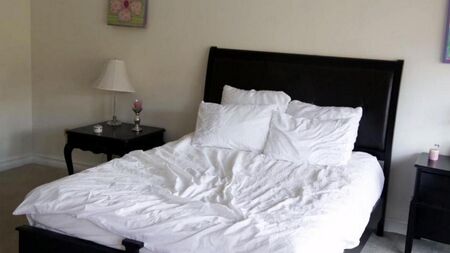 Sexe délicat de deux blondes dans la chambre