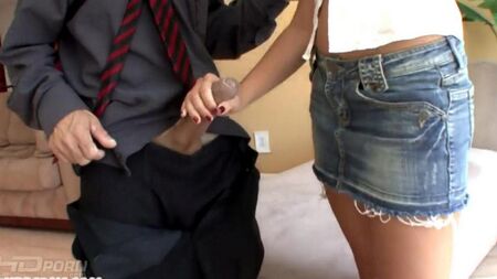 Il a léché sa fille et l'a baisée
