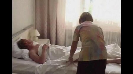 La fille a réveillé le père endormi et baisé avec lui