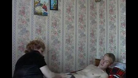 Inceste de la vieille mère et fils sur une caméra cachée