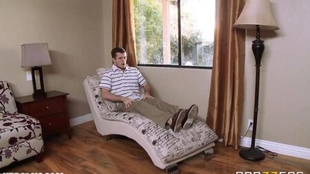 A invité un voisin et l'a plantée pendant que sa femme dort