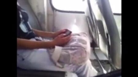 Un homme a sorti sa grosse bite et a commencé à se branler en regardant une belle fille
