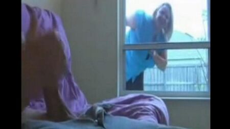 Une femme jette un coup d'œil pour un homme assis dans une salle et secouer un membre