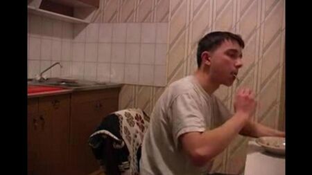 Maman violée dans la cuisine, plus fraîche que l'inceste