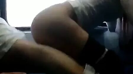une Portugaise en train de baiser dans le train