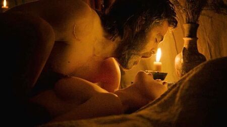 Florence Pugh : scène de sexe nue dans *Outlaw King* sur ScandalPlanet.Com