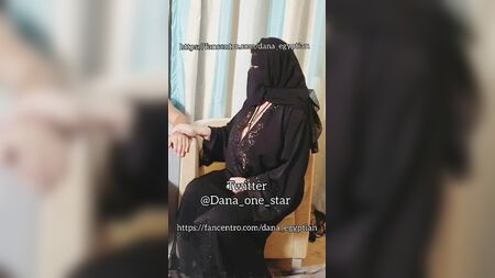 Dana, une Égyptienne arabe musulmane aux gros seins